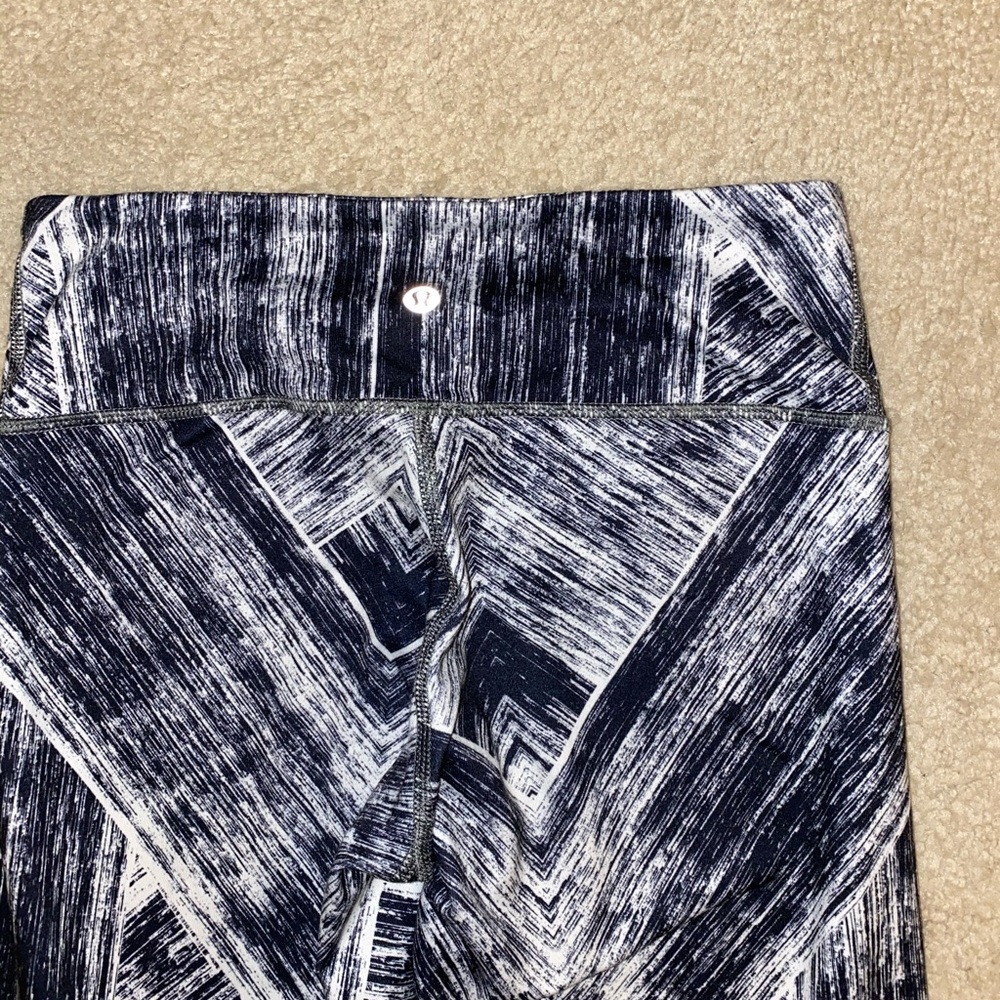 Lululemon Sz 4 black print crop leggings